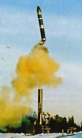 Ракета выбрасывается из 'скальпеля' пороховым зарядом, отклоняется в сторону, чтобы реактивные газы на расплавили вагон, да и в придачу железнодорожное полотно и только после этого происходит включение маршевых двигателей.