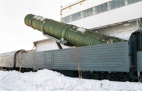 Подьем пусковой установки межконтинентальной баллистической ракеты на БЖРК     Фото: ТАСС, Александр Бабенко